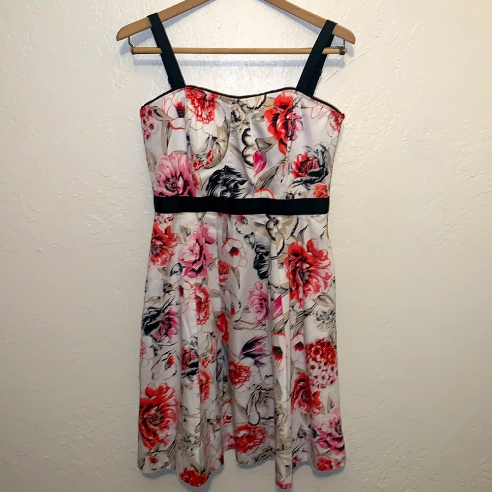 White House Black Market Floral Dress Fit and Flare Sweetheart Size 6